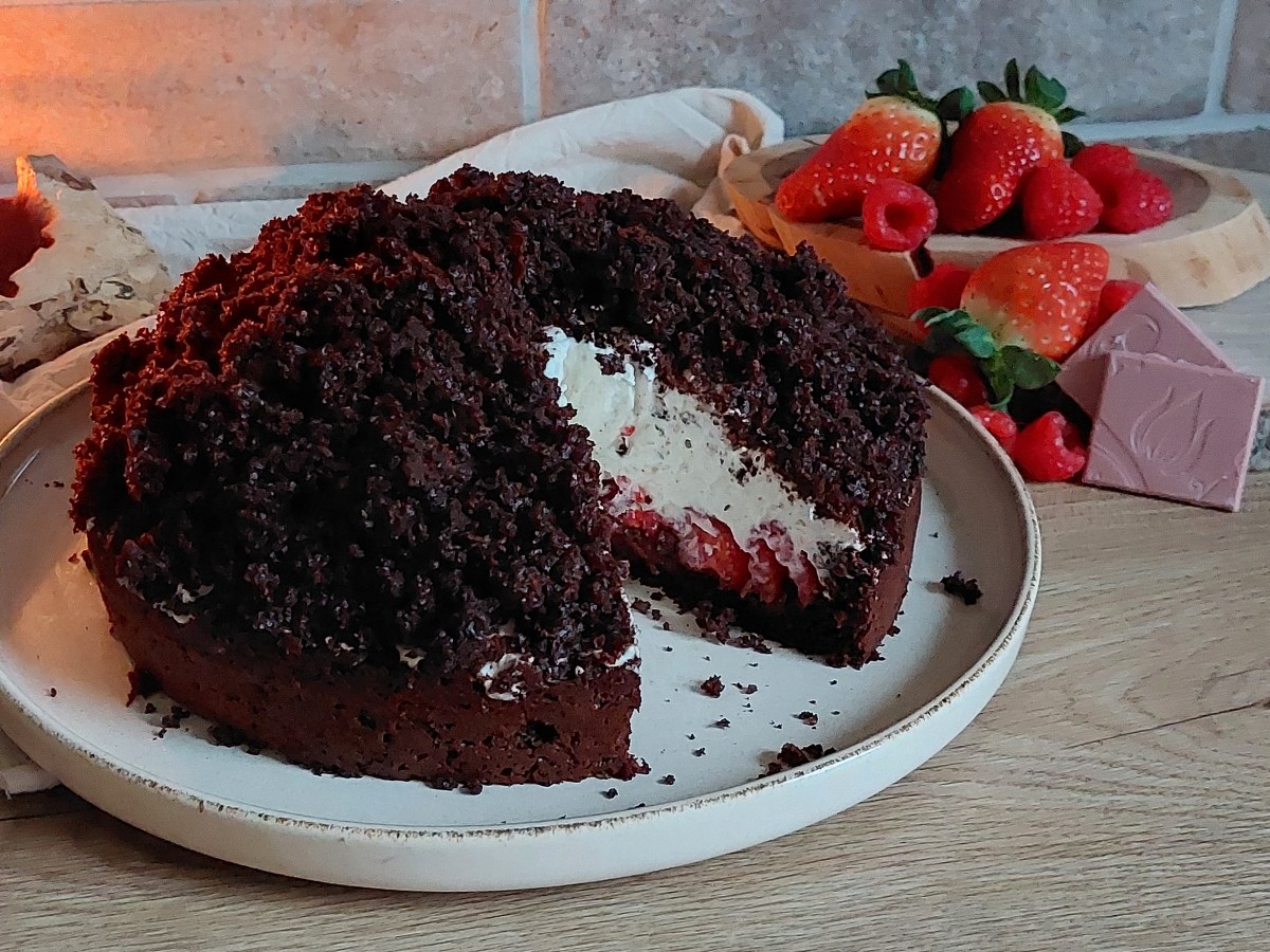 Krtkův dort s malinami, jahodami a krémem s ruby&nbsp;čokoládou